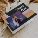 Carte De Remerciements Arc-en-ciel moderne rétro 70's | Photo sombre plié<br><div class="desc">Cet arc-en-ciel moderne rétro des années 70 | carte de remerciements pliée photo foncée est parfait pour votre simple orange vintage, or rose, et mariage rose roux. Conçu avec des éléments d'une arche boho classique et colorée et des rayures super minimalistes. L'aménagement a une atmosphère abstraite de plage tropicale unique,...</div>