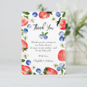 Carte De Remerciements Baby shower aux fraises bleuets (Debout devant)