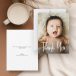 Carte De Remerciements Baby shower moderne photo personnalisée<br><div class="desc">Express votre gratitude avec notre Baby shower personnalisé Merci Cartes. Ajoutez une photo précieuse de votre nouveau-né, remerciant les proches de leur soutien et leur offrant une douche affectueuse pour votre bébé. Avec un script moderne écrit à la main, ces cartes offrent une touche unique à votre appréciation. Prenez l'essence...</div>