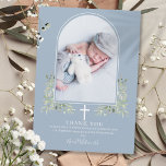 Carte De Remerciements Baptême bleu poussiéreux Arc vert<br><div class="desc">Carte de remerciements photo baptisme moderne. Personnalisez avec votre photo et baptême spécial,  christening message de remerciement en lettrage blanc chic sur ce design moderne élégant avec une élégante arche blanche et aquarelle feuillage vert sur un arrière - plan bleu poussiéreux. Conçu par Thisisnotme©</div>