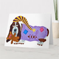 Basset Hound en pyjama avec un ours en peluche