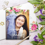 Carte De Remerciements Bat mitzvah Floral Aquarelle Script Photo personna<br><div class="desc">Assurez-vous que votre Bat mitzvah préféré exprime sa reconnaissance à tous ceux qui ont soutenu son événement marquant! Envoyez cette carte de remerciements sophistiquée et personnalisée ! Une aquarelle florale chic, étonnante, rose et pêche avec typographie en écriture blanche et sans serif moderne superposent la photo de votre choix. Des...</div>