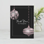 Carte De Remerciements Baubles de Noël noir et rose (Debout devant)