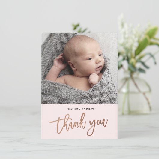 Carte de remerciements bébé photo de script modern (Debout devant)