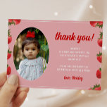 Carte De Remerciements Berry fraise Premier anniversaire Retro Photo<br><div class="desc">Merci à votre invité dans le style rétro ! Ce design présente un motif de fraise amusant sur arrière - plan rose. Parfait pour les thèmes d'anniversaire de fraise ou de "baies première" au printemps et en été. La photo et le texte du modèle est facile à customiser et c'est...</div>