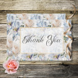Carte De Remerciements Bleu & blanc Rustique Floral Gold Frame Blanc<br><div class="desc">Ce design carte de remerciements mariage présente un beau motif floral bleu et blanc pervent doux sur un arrière - plan d'âge bleu perwinkle poussiéreux. Le texte s'affiche sur une zone de texte transparente blanche et souple avec un cadre de parties scintillant en faux or. le dos continue le motif...</div>