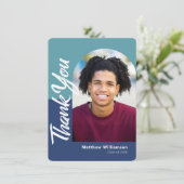 Carte De Remerciements Bleu Graduation Photo Bold Arch Script Moderne (Debout devant)