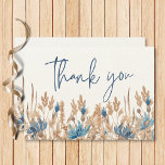 Carte De Remerciements Blue Cornflowers & Blé Field Mariage moderne<br><div class="desc">Fleurs de maïs bleu doux fleurissant dans un champ brun brun doux de graminées séchées font de ce simple carte de remerciements mariage moderne mais rustique et unique. On ressent presque la douce brise qui déplace les herbes. Simple, mais élégant, les tons terre et le blues doux sont la combinaison...</div>