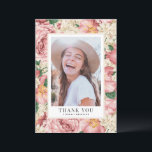 Carte De Remerciements Blush vintage et Fleurs d'ivoire Diplôme photo<br><div class="desc">Envoyez des remerciements à votre famille et à vos amis pour avoir fait partie de votre graduation grâce à cette carte à plat personnalisable. Il présente un motif floral vintage de roses et pivoines roses rousses et d'hydrangées d'ivoire. Personnalisez ce carte de remerciements de graduation florale en ajoutant vos photos...</div>