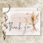 Carte De Remerciements Boho Rustic Pampas & Mariage de bouquet d'herbe sé<br><div class="desc">Joignez-vous à nous pour célébrer un amour qui fleurit comme un bouquet intemporel de saumons. Notre carte de remerciements mariage est agrémenté d'une agréable aquarelle de pampas séchés et de herbes rustiques dans des tons doux de bronze, beige et marron doux, élégamment attaché avec un arc rose poussiéreux. Conçu avec...</div>