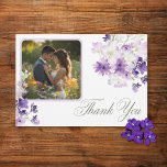 Carte De Remerciements Boho violet Fleur sauvage Mariage blanc photo<br><div class="desc">Découvrez l'essence de l'élégance rustique grâce à notre belle carte de réponse boho à mariages floraux avec choix de dîners. De délicats bouquets de fleurs sauvages violets et lavande, peints à la main dans une aquarelle de style lâche, sont arrangés avec art avec du feuillage vert sauge. Votre photo mariage...</div>