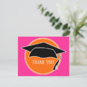 Carte De Remerciements Casse-tête de chapeau de remise des diplômes rose  (Debout devant)