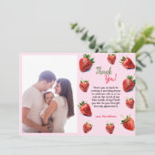 Carte De Remerciements C'est un baby shower de fraise fille (Debout devant)