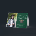 Carte De Remerciements Chic Green Graduate Photo Diplôme sur mesure<br><div class="desc">Ce carte de remerciements moderne vert foncé de graduation plié inclut votre photo de diplômé du secondaire ou de l'université pour la classe de 2025. Customisez avec votre année de graduation sous l'écriture chic manuscrite et gris casquette pour la tendance personnalisée de graduation merci cartes.</div>
