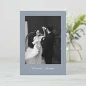 Carte De Remerciements Classic Script Dusty Blue Wedding Photo Thank You (Debout devant)