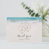 Carte De Remerciements Coeurs dans le sable destination mariage plage (Debout devant)