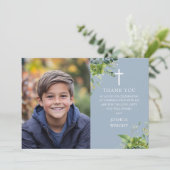 Carte De Remerciements Confirmation photo Dusty Blue Greenery (Debout devant)