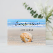 Carte De Remerciements Coquillage avec un Coeur sur le sable à la plage, (Debout devant)