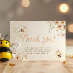 Carte de remerciements de Baby shower d'abeilles a<br><div class="desc">Fêtez l'arrivée de votre petite abeille avec notre charmant Carte de remerciements Floral Honey Bee Baby shower. Dotée d'un thème d'abeilles et d'un design d'abeilles, cette carte est le moyen idéal pour express votre gratitude. Que vous soyez l'hôte d'un Baby shower Mommy to Bee, Bee Babee ou Boho Bee, ce...</div>