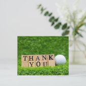 Carte de remerciements de golf avec balle sur herb (Debout devant)