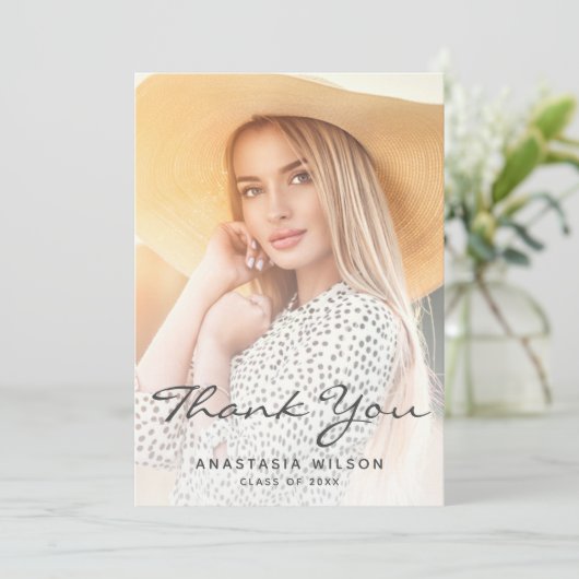 Carte de remerciements de graduation de script gri (Debout devant)