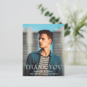 Carte de remerciements de graduation du budget pho (Debout devant)