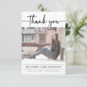 Carte de remerciements de graduation moderne (Debout devant)