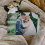 carte de remerciements de mariage de texte minimal<br><div class="desc">Un simple design de texte blanc avec un look minimal et une belle image de la mariée et du marié,  le texte et les couleurs peuvent être personnalisés.</div>