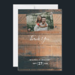 Carte de remerciements de Mariage photo Rustic Woo<br><div class="desc">Ce design comprend un arrière - plan rustique en planches de bois avec la photo de votre couple. L'arrière - plan en bois marron rustique est complété par le texte blanc et votre photo personnelle qui est affiché comme fixé sur l'arrière - plan en bois avec des boulons rouillés rustiques....</div>