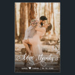Carte de remerciements de typographie de Mariage b<br><div class="desc">Budget Moderne Main Écrite Mariage Photo "Amour et Merci" script Merci personnalisé à petit budget abordable carte THIN. ***VEUILLEZ NOTER! *** LE DOCUMENT BUDGÉTAIRE/VOL EST MINCE. *** METTRE À NIVEAU LE PAPIER POUR UN PAPIER PLUS ÉPAIS. *** mariage moderne et élégant merci modèle de carte postale avec une photo verticale...</div>