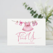 Carte De Remerciements Des vêtements roses preppy sur une ligne baby show (Debout devant)