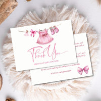 Des vêtements roses preppy sur une ligne baby show