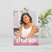 Carte De Remerciements Diplôme rose photo audacieuse typographie moderne  (Debout devant)