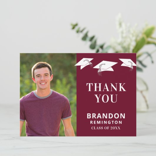 Carte De Remerciements Diplôme simple Cap Toss Maroon Graduation (Debout devant)