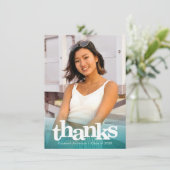 Carte De Remerciements Diplôme turquoise photo audacieuse typographie mod (Debout devant)