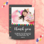 Carte De Remerciements Drapeau de fanion amusant mignon Enfant Photo d'an<br><div class="desc">Carte de remerciement de photo d'anniversaire de fanion de fête mignonne pour l'anniversaire de votre fille ou garçon. Remerciez vos invités d'être venus à la fête d'anniversaire de votre enfant ! Le design comporte des fanions de fête d'anniversaire colorés en vert, bleu et rouge sur un fond gris foncé et...</div>