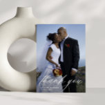 Carte De Remerciements écriture manuscrite stylisée photo mariage<br><div class="desc">Une carte de mariage double face avec une magnifique image des nouveaux mariés et un élégant script manuscrit. Personnalisez avec votre propre libellé et votre propre photo mariage.</div>