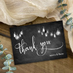 Carte De Remerciements Edison Lights Chalkboard Élégant Script plat<br><div class="desc">Cette élégante et rustique carte de remerciements mariage présente un graphisme arrière - plan en damier texturé, superposé d'images représentant des cordes de lumières Edison vintages suspendues à l'échelle grise. J'ai utilisé une police de caractères élaborée et moderne pour rendre des graphiques représentant les mots "merci". Veuillez utiliser le champ...</div>