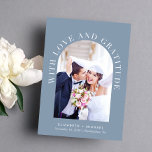 Carte De Remerciements Elégant Arc Photo Love Gratitude Mariage<br><div class="desc">Carte de remerciements mariage bleu poussiéreux moderne avec votre photo dans un cadre en arc entouré de "Avec amour et gratitude" dans élégante typographie blanche. Ajoutez vos prénoms ou nom de famille, date et lieu du mariage. Au contraire, personnalisez votre message de remerciement dans une simple typographie blanche et ajoutez...</div>