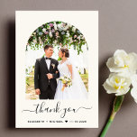 Carte De Remerciements Elegant Arch Photo Mariage<br><div class="desc">Elégant mariage crème légère avec votre photo de jour de mariage dans un cadre d'arc, "merci" dans un script chic avec des swashes et vos prénoms et date de mariage unis avec un coeur. Au contraire, ajoutez une photo supplémentaire, personnalisez votre message de remerciement et ajoutez vos noms dans un...</div>