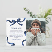 Carte De Remerciements Elegant Blue Bow Graduation Photo (Debout devant)