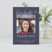 Carte De Remerciements Élégant Classy Script Graduate Photo Bleu (Debout devant)