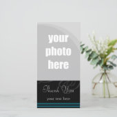 Carte De Remerciements Élégant noir/bleu "Merci " (Debout devant)