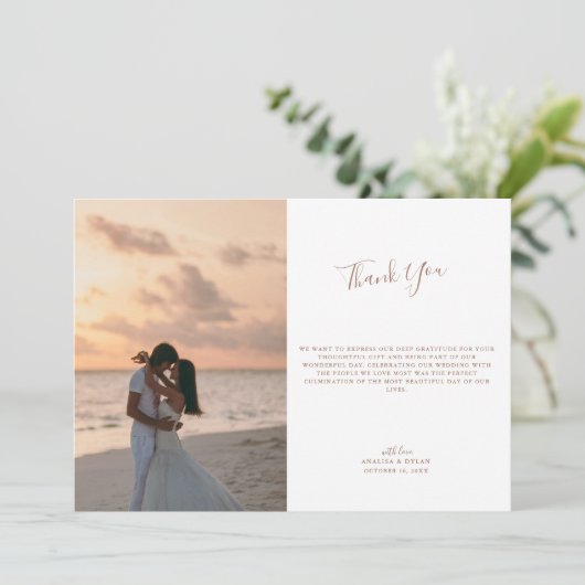 Carte De Remerciements Élégant Script Mocha Monogram Mariage Photo (Debout devant)