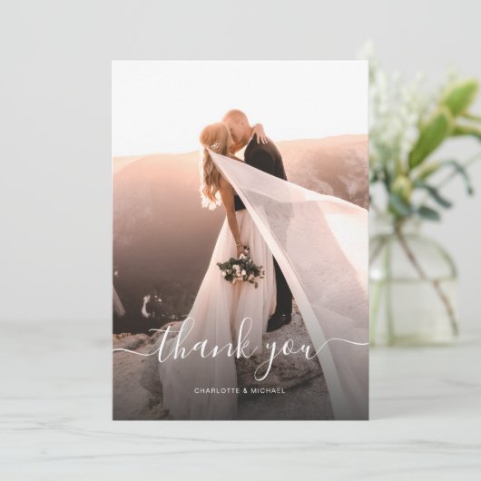 Carte De Remerciements Élégant script Monogramme Mariage photo (Debout devant)