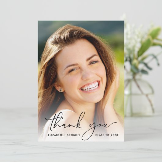 Carte De Remerciements Élégant Script Photo Overlay Graduation (Debout devant)