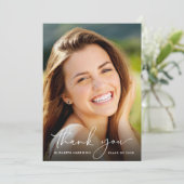 Carte De Remerciements Élégant Script Photo Overlay Graduation (Debout devant)