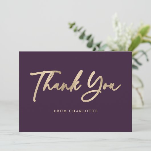 Carte De Remerciements Élégant Script violet et or (Debout devant)