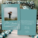 Carte De Remerciements Elégant Silver & Turquoise Photo & Note Mariage<br><div class="desc">Ces belles cartes de remerciement mariage turquoise ou turquoise et gris présentent votre photo dans un cadre d'argent imitation feuille entouré de boucles et tourbillons ornés d'argent. La légende est écrite en lettres de script élégantes et dit : Amour et Merci, avec vos noms ci-dessous. Le dos a de la...</div>
