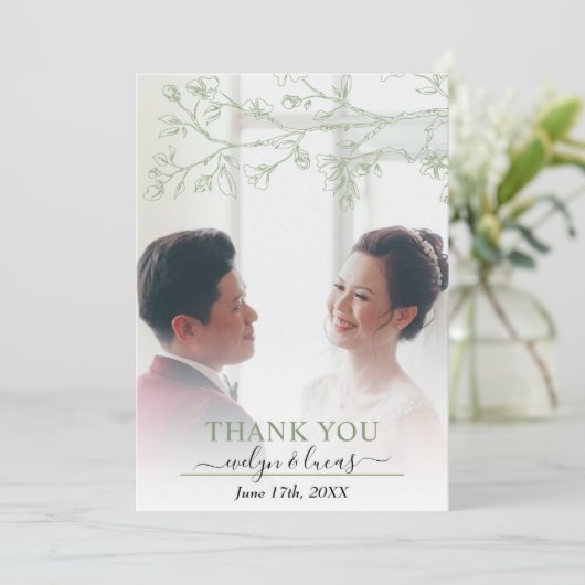 Carte De Remerciements Elégant vert sauge, fleurs blanches photo mariage (Debout devant)